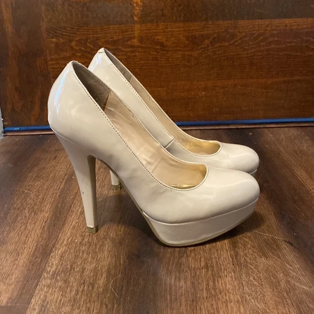 G by Guess platform beige 3 inch heels size 6.5.